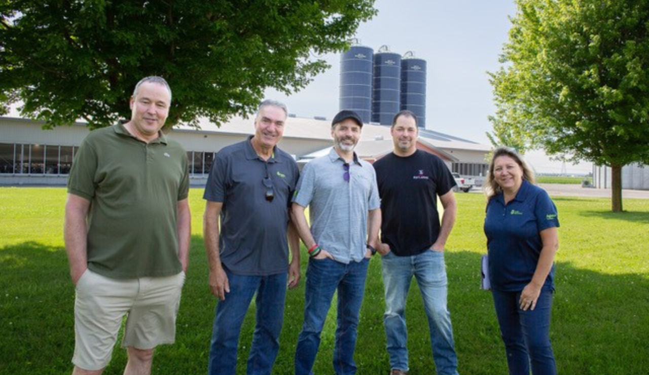 Éric Laflamme, de la Ferme Roflamme, Guy Crépeau, président d’Agiska Coopérative, Jean-Sébastien Leblanc, directeur de la division agricole d’Agiska Coopérative, Mathieu Laflamme, de la Ferme Roflamme et Nathalie Frenette, cheffe de la direction d’Agiska Coopérative.