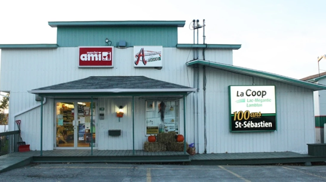 Extérieur de l'épicerie-boucherie-quincaillerie, de Saint-Sébastien-de-Frontenac.