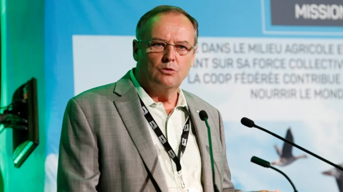 Image de personne en train de parler lors l'assemblée semestrielle du 19 août.