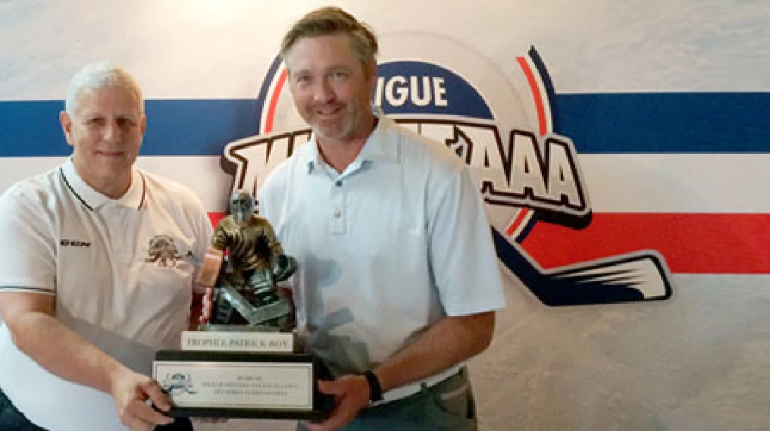 Photo du directeur de la ligue de hockey Midget AAA accompagné d'un ancien joueur.