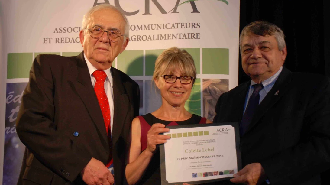 Colette Lebel en train de recevoir un prix Moïse-Cossette.