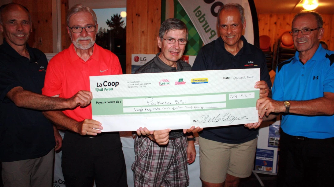 Photo du président de Parkinson Bas-Saint-Laurent recevant le chèque de la Coop Purdel.