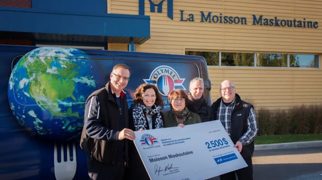 Personnes en train de tenir un chèque de la part d'Olymel.