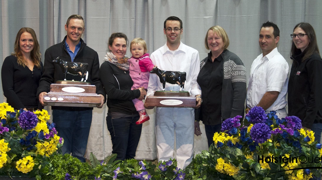 Photo de Joël et JM Valley Holstein avec leurs prix, en compagnie de proches.