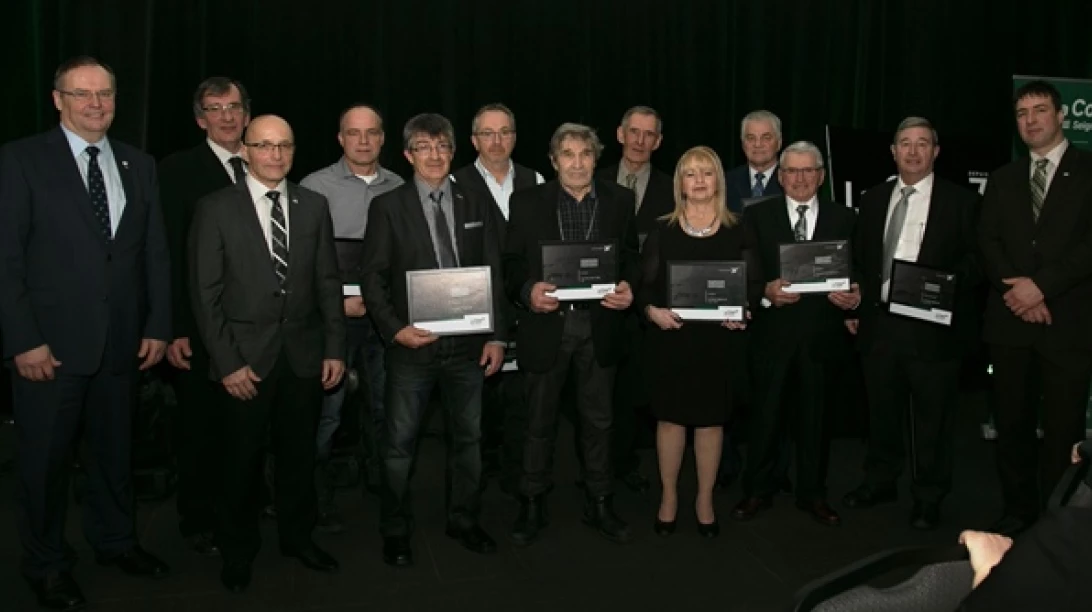 Plusieurs membres de La Coop Seigneurie réunis ensemble.