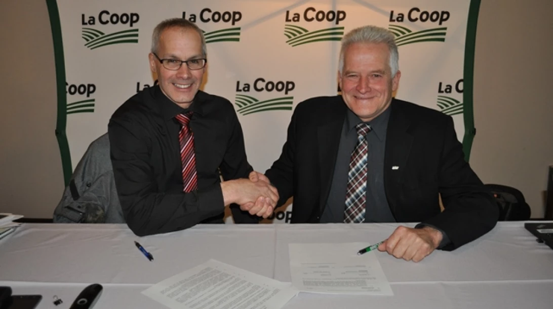 Président de La Coop Val-Nord en train de serrer la main à celui de La Coop Profid’Or.