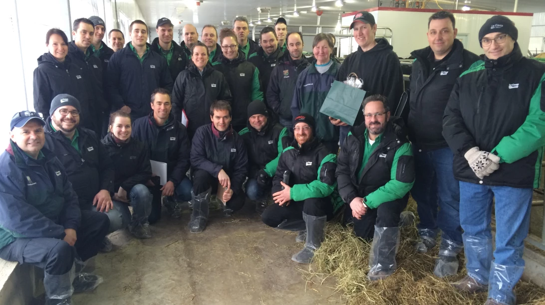 Photo de groupe à la Ferme Chamlab lors de la journée de perfectionnement de deuxième niveau en robotique.