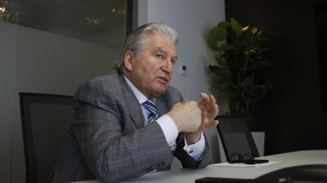 Photo de Réjean Nadeau assis dans un bureau.