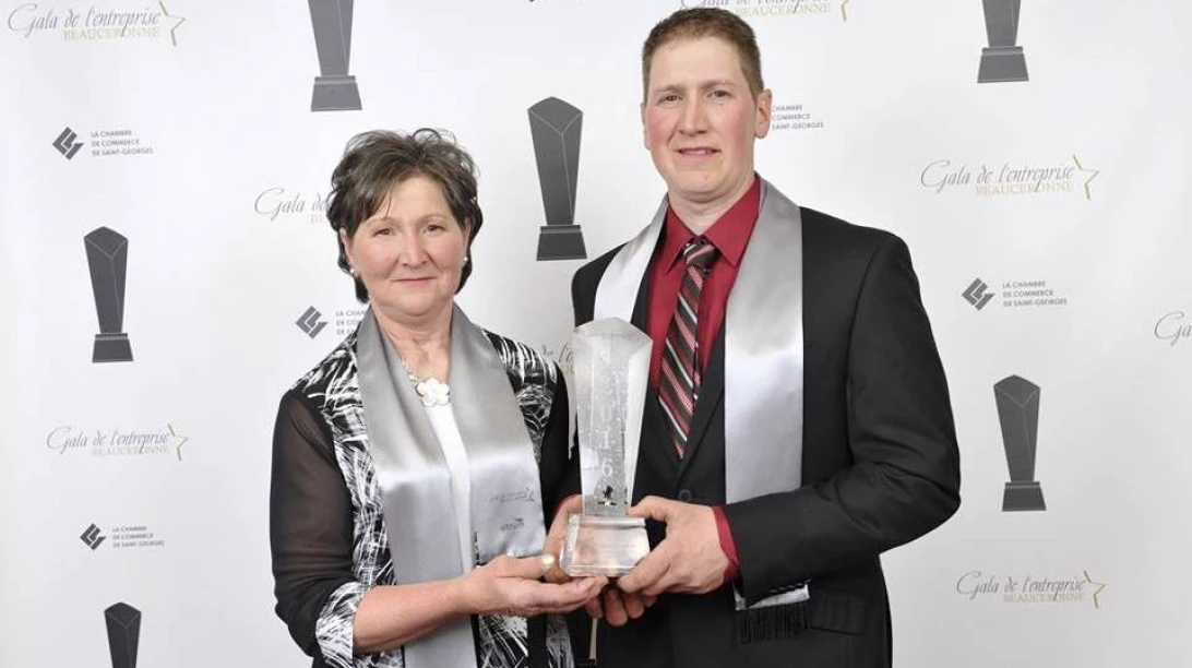 Berthe Labbé et Alain Champagne, propriétaires de la Ferme Chamlab, recevant le prix Jarret Entreprise agricole.