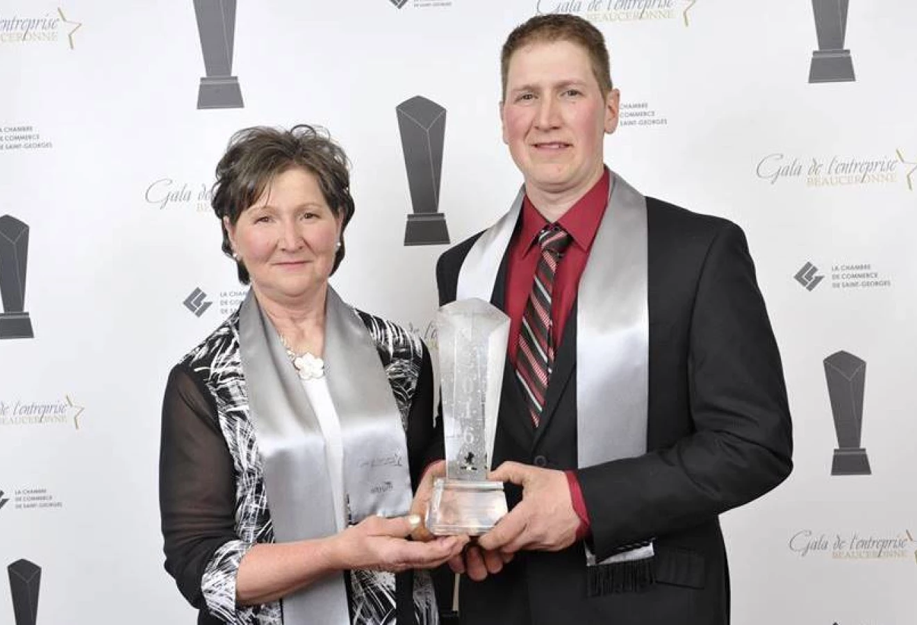 Berthe Labbé et Alain Champagne, propriétaires de la Ferme Chamlab, recevant le prix Jarret Entreprise agricole.