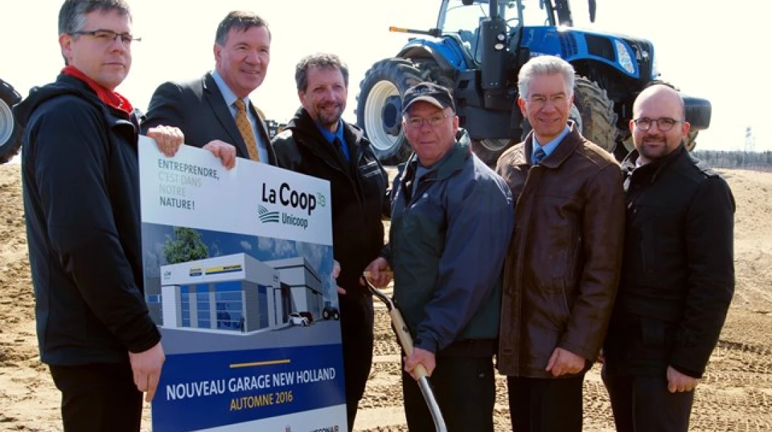 Personnes présentes lors de la pelletée de terre officielle pour le nouveau garage New Holland.
