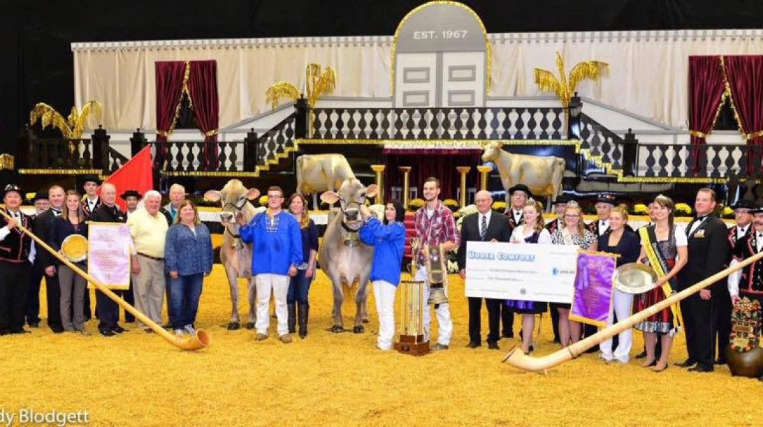 Photo de Brown Heaven, Dave Rousseau, Josée Charron et leurs proches célébrant une deuxième victoire consécutive.