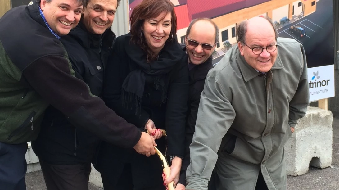 Membres de la direction de la Boucherie charcuterie Perron et Nutrinor célébrant l'investissement.