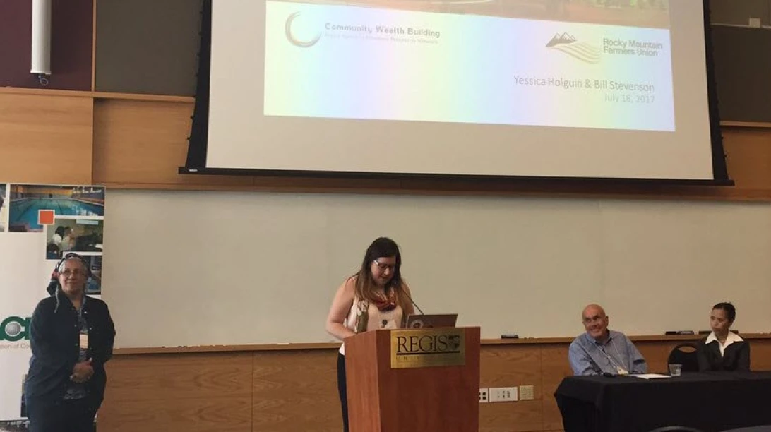 Photo d'Andréa Renaud en train de parler lors du congrès annuel de l’Association des éducateurs coopératifs (ACE).