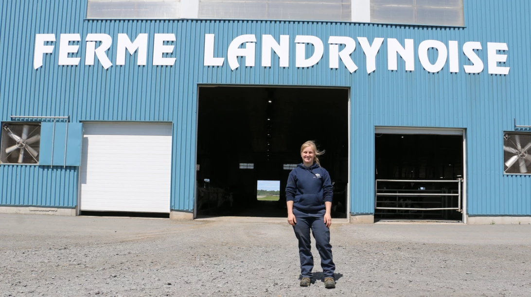 Photo de Jessica Landry devant la Ferme Landrynoise.