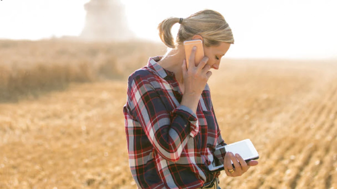 Femme au téléphone