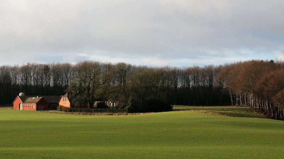 Vu de loin d'une ferme au Danemark.