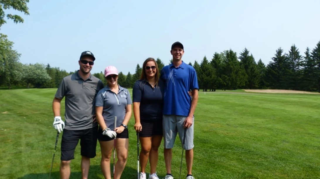 Photo de deux couples participants au tournoi.