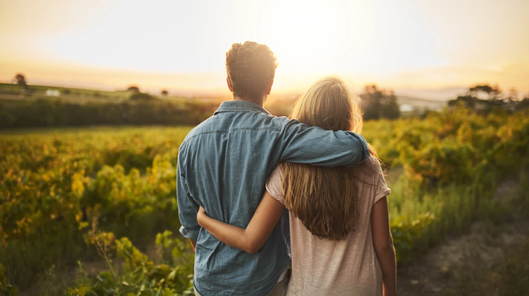 Un couple regardant un coucher de soleil.