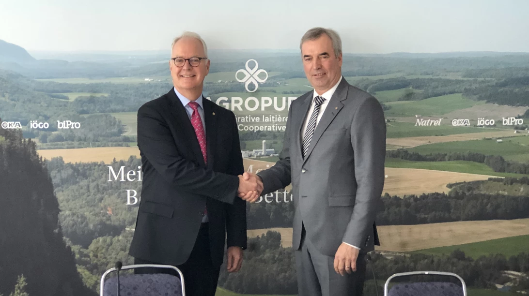 Deux membres d'Agropur se serrant la main.