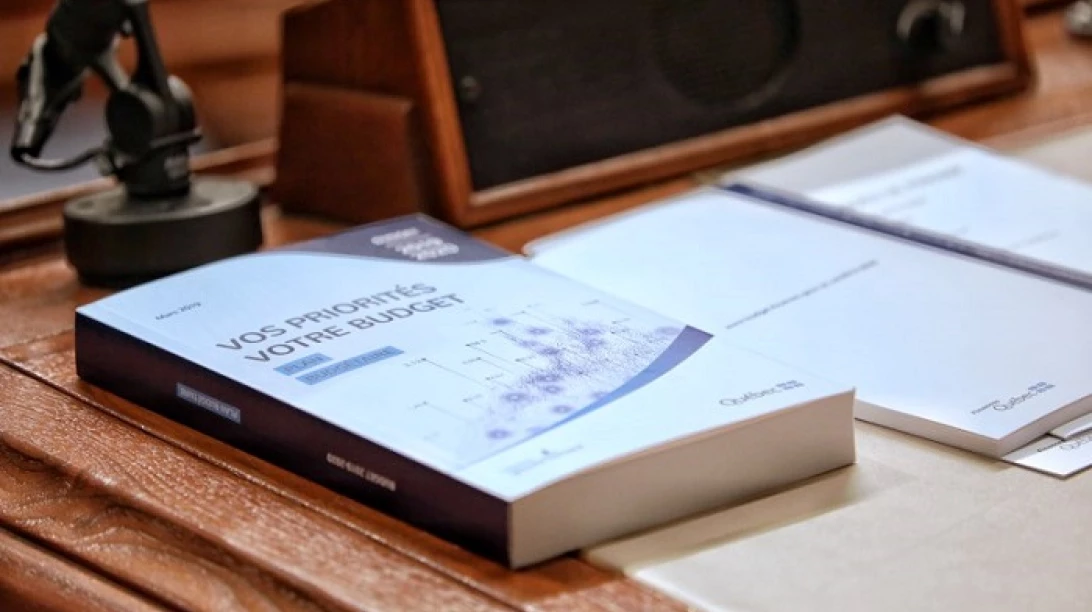 Livre et documents placés sur un bureau.