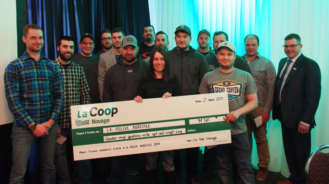 Membres de Novago Coopérative en train de tenir un chèque destiné à la relève agricole.