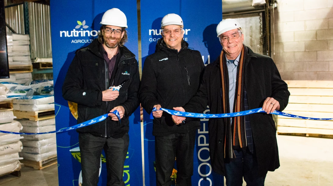 Coupe de ruban pour inaugurer l'investissement de Nutrinor Coopérative.