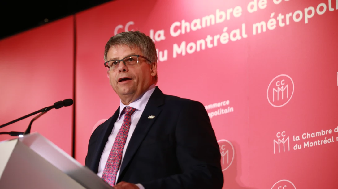 Gaétan Desroches en train de s'adresser à un public.