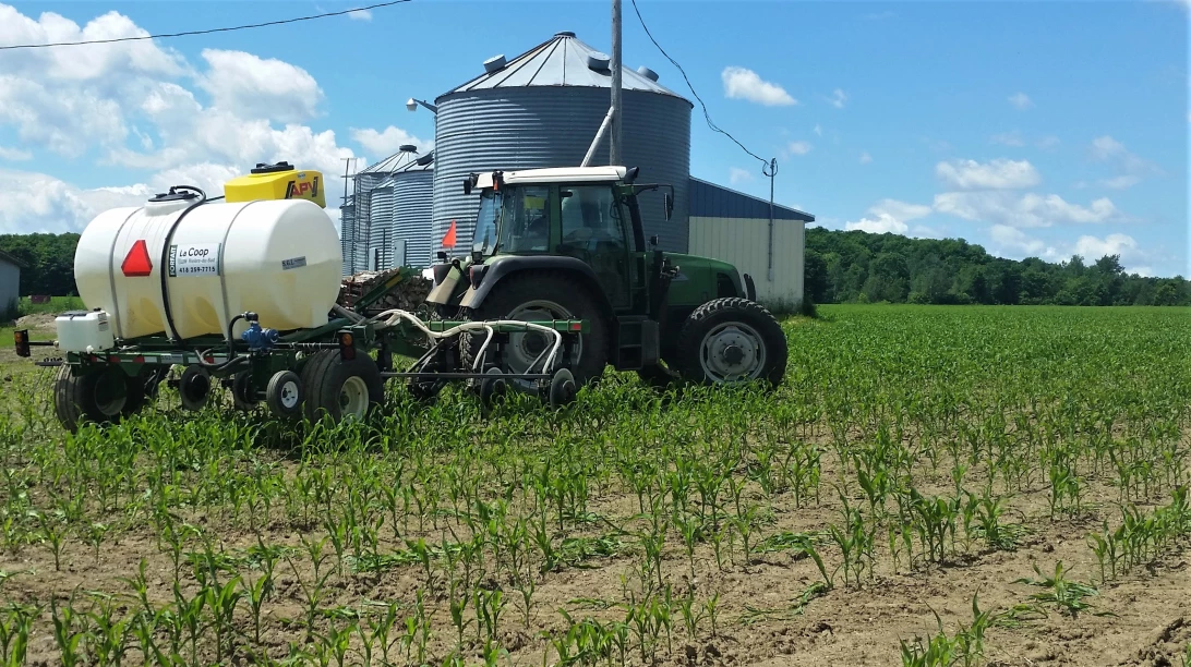 Fermier déposant des pesticides sur ses champs.