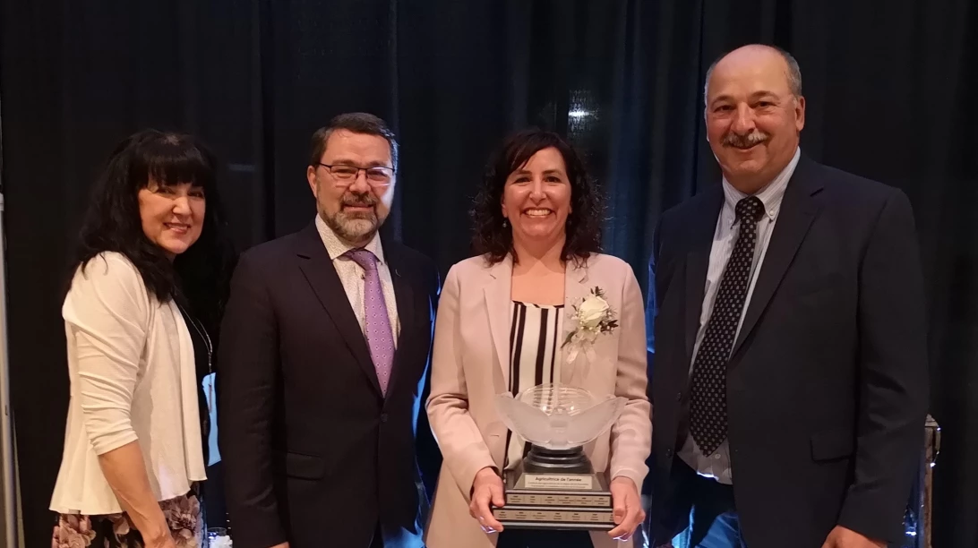 Hélène Frappier, présidente des Agricultrices de la Montérégie Est; Christian St-Jacques, président de la Fédération de la Montérégie, Marie-Claude Mainville, gagnante du titre d'agricultrice de l'année 2019 de la Montérégie Est et Normand Renaud, président du Groupe Estrie-Richelieu, mutuelle d'assurance agricole et partenaire Diamant de l'événement.