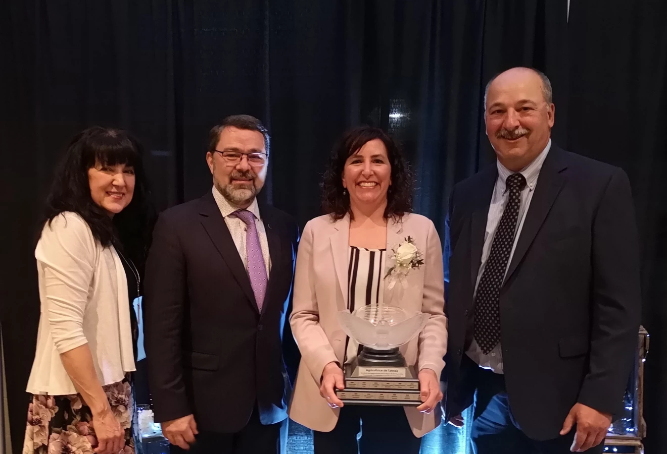 Hélène Frappier, présidente des Agricultrices de la Montérégie Est; Christian St-Jacques, président de la Fédération de la Montérégie, Marie-Claude Mainville, gagnante du titre d'agricultrice de l'année 2019 de la Montérégie Est et Normand Renaud, président du Groupe Estrie-Richelieu, mutuelle d'assurance agricole et partenaire Diamant de l'événement.