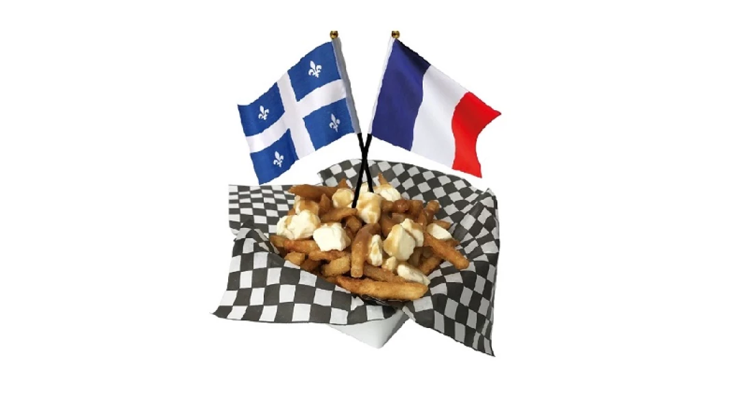 Fromage en grains avec le drapeau du Québec et celui de la France.