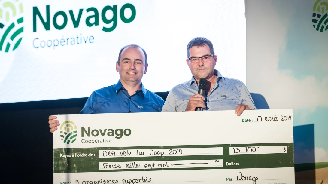 Personnes tenant le chèque de Novago Coopérative.