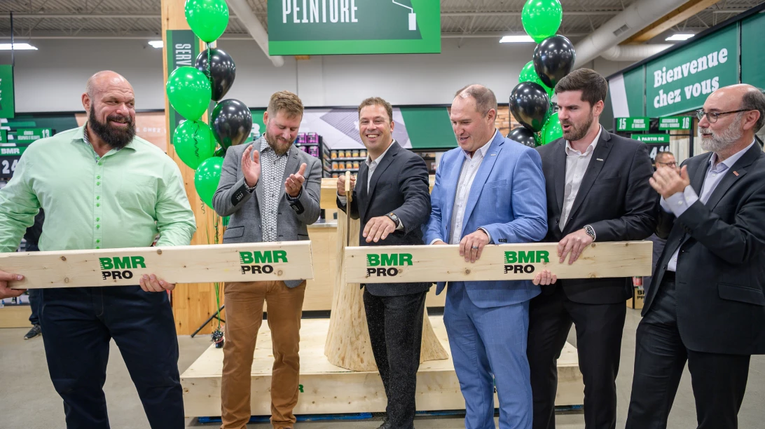 Administrateurs et propriétaires de BMR entrain d'inaugurer en compagnie de Robert Aubin.