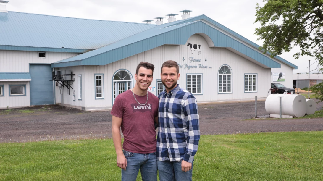 Fred et Luka devant la Ferme des pignons bleus.