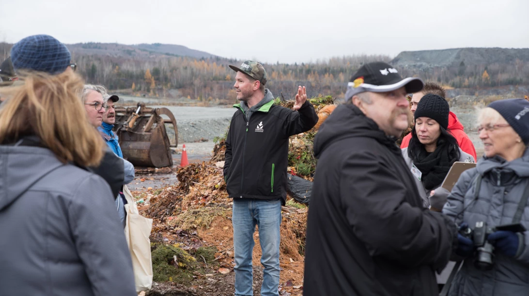 Personnes se dirigeant vers le nouveau Centre régional de traitement de la matière organique de Thetford Mines (CRTMO).