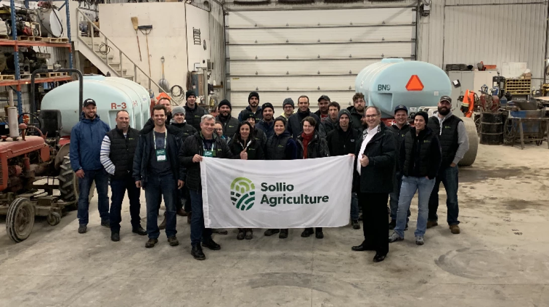 Producteurs agricoles québécois réunis ensemble.