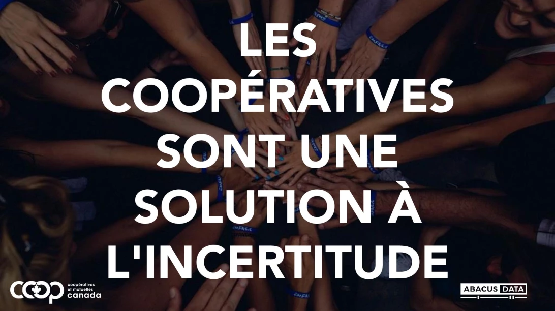 Personnes réunissant leurs mains ensemble dans le but de symboliser l'entraide.