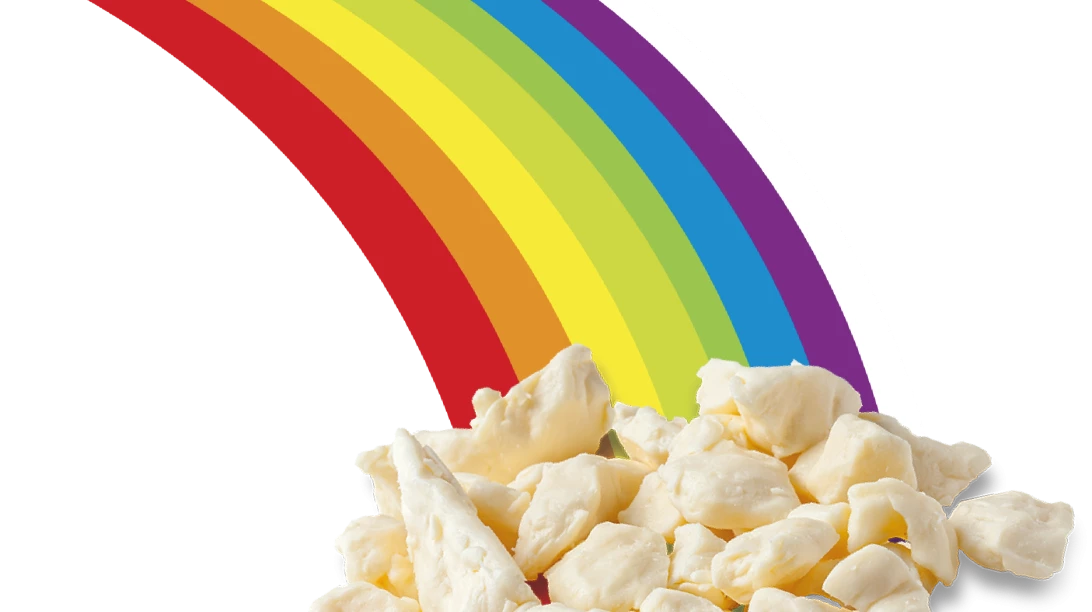 Montage d'un arc-en-ciel derrière du fromage en grains.