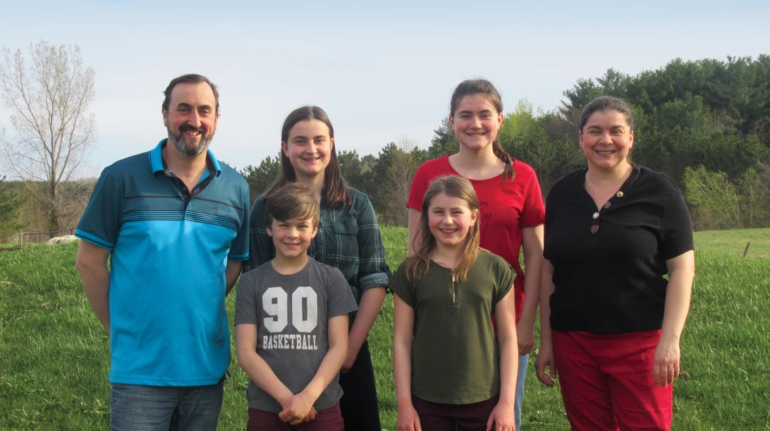 Dominic Châtelain, Chantal Boulé et leurs quatre enfants.