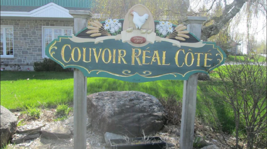 Pancarte d'une des fermes de production du Groupe Réal Côté