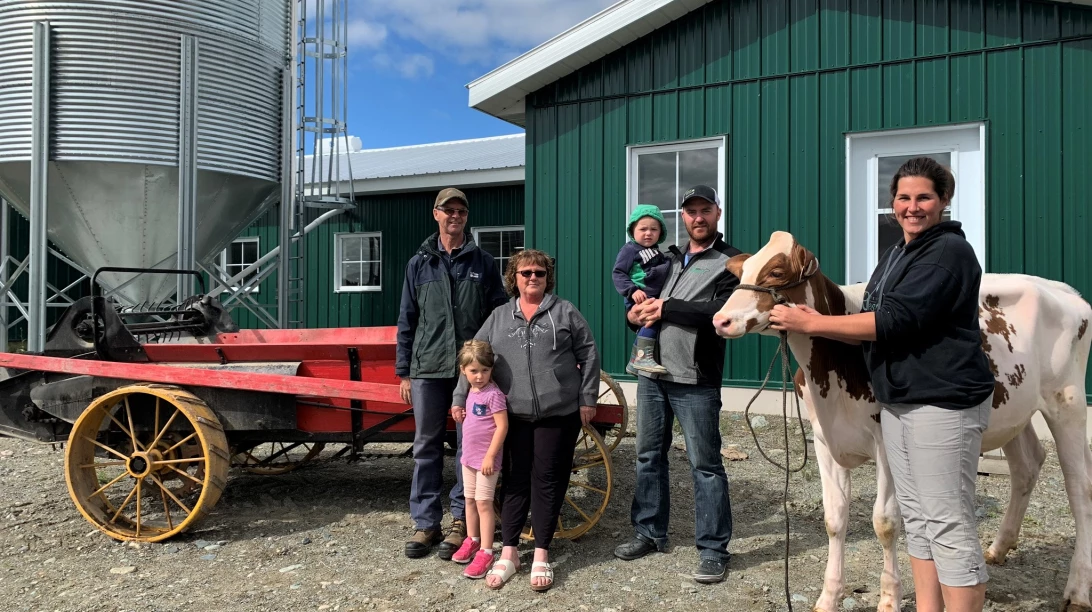 Élise Côté, Jean-Sébastien East et leur famille.