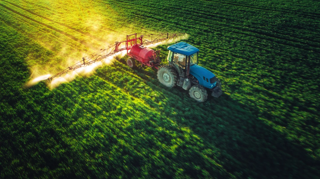 Tracteur dans un champ