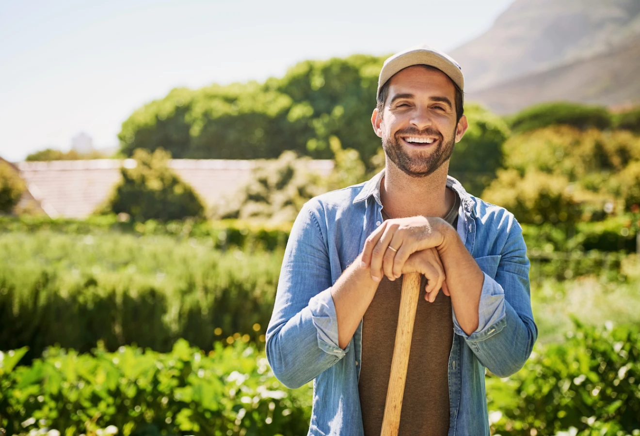 Jeune producteur agricole devant un champ