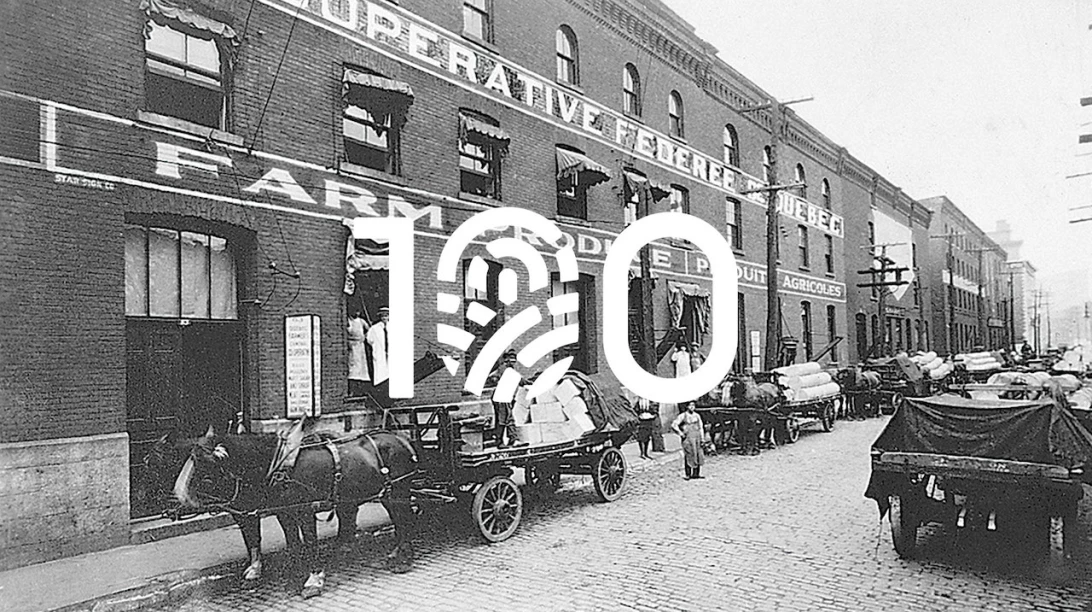 Ancien bâtiment avec logo 100e Sollio.
