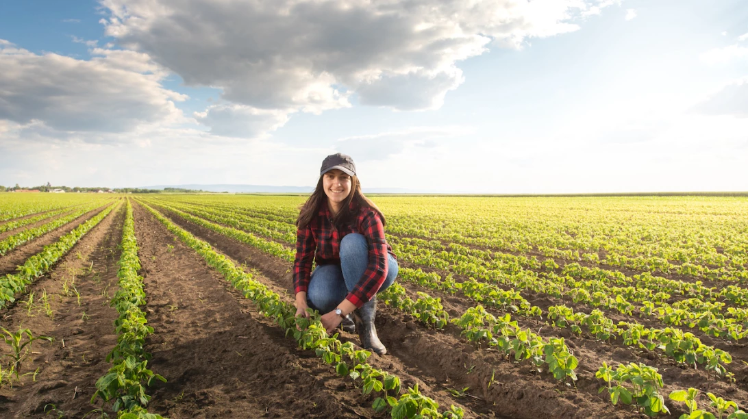Jeune agricultrice dans un champ.