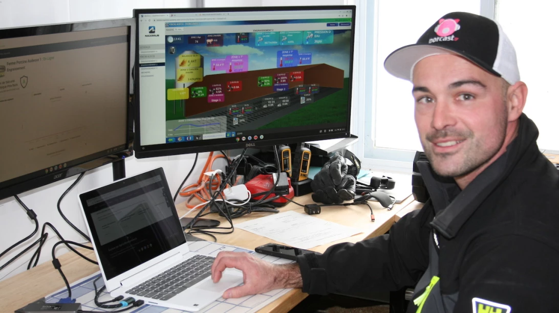 Jean-Pierre Audesse devant un ordinateur