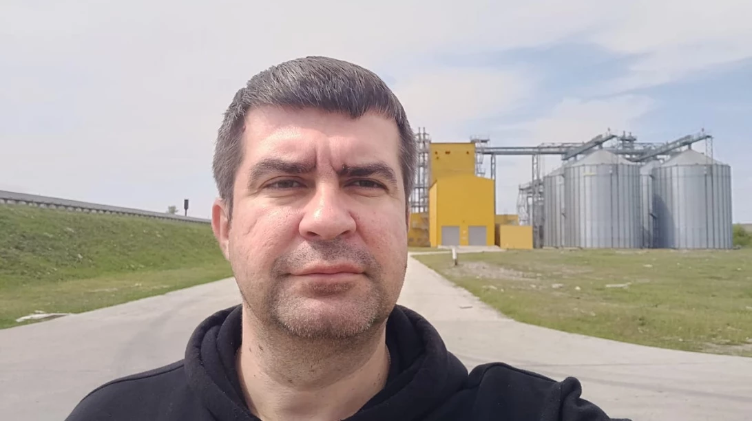 Sergii Kurditskyi, directeur général de l’Union des Coopératives Gospodar, face à l’élévateur à grain coopératif de Vasylkyivka
