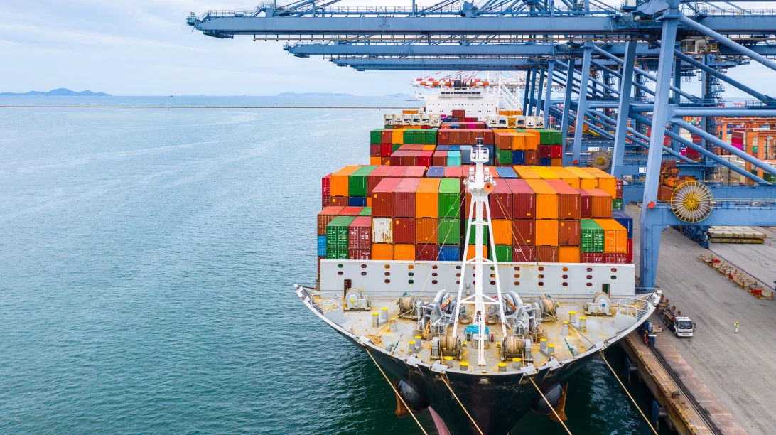 Bateau cargo à un port.