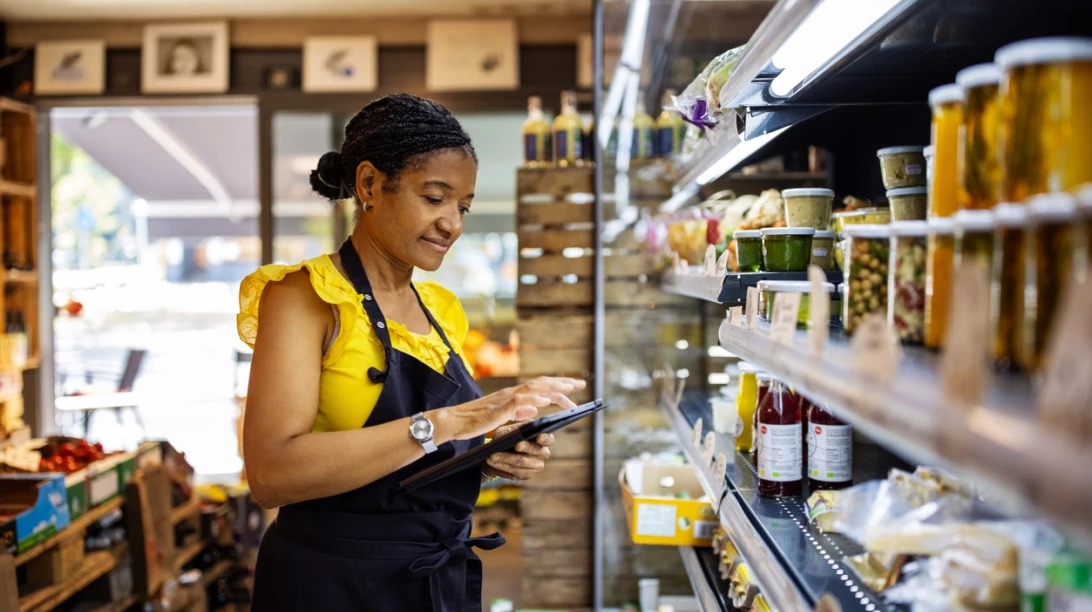 Femme faisant l'inventaire d'une épicerie